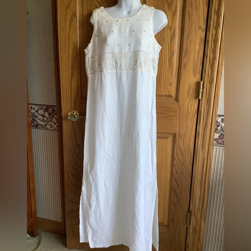 100% linen long dress. Sz 8  white, embroidered